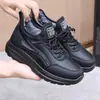 [Poliuretano] Nueva colección de invierno: Zapatos de algodón gruesos con forro polar para hombre, con suela suave, diseño antideslizante y estilo casual ligero, perfectos para papás