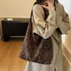 Bolsa Grande Estampa de Leopardo Feminina 2026 Novo Estilo Fashionável Retrô Bolsa de Ombro Único Bolsa Tote para Aula e Trajeto Estudantil Portátil