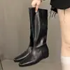Botas Femininas de Cano Longo com Bico Fino e Design Retrô, Celebriedade da Internet, Novo Estilo Primavera/Outono 2026, com Fivela, Salto Bloco, Cano Franzido