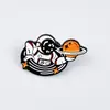 Broche de Astronauta Espacial Personalizado Liga de Zinco com Óleo Pingando Planeta na Mão Acessórios de Emblema Criativo Decoração de Mochila de Estudante