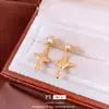 Pendientes de Estrella con Aguja de Plata Electrochapada en Oro Real de 18 Quilates, Diseño Personalizado, Pendientes de Moda y Tendencia, Lujo Accesible y Pendientes de Gama Alta para Mujer