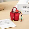 Novo Pingente de Bolsa da Moda, Chaveiro de Couro de Alta Qualidade para Carro, Bolsa Criativa Fofa para Fones de Ouvido, Acessórios para Bolsa Feminina