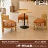 Conjunto de mesa e cadeira para café, cadeira de sofá individual para loja de milk tea, área de jantar comercial de lazer para pousada/hotel, estilo madeira natural