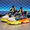 Zapatillas de Malla Doble Transpirables con Hebilla Giratoria de Dibujos Animados para Niños, Primavera y Otoño 2026, Zapatillas Antideslizantes de Suela Suave con Luces para Niños