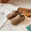 Sapatos Birkenstock para Meninas 2026 Nova Coleção Primavera/Outono Solado Macio Moda para Bebês e Crianças Pequenas Sapatos Pequenos de Couro Mocassins para Meninos Sapatos de Dirigir