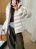 Chaqueta corta ligera de plumas para mujer con capucha acanalada, nuevo estilo coreano invierno 2026, corte holgado, adecuada para figuras petite