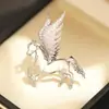 Liderando el Camino, Lujo Accesible de Gama Alta Broche Pegaso de Alas Incrustadas con Piedras, Pin de Caballo del Zodiaco Bicolor Chapado en Oro, Mismo Estilo para Hombres y Mujeres