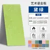 Painéis artísticos dourados feitos sob medida, pedra macia com acabamentos nas cores ferrugem e cobre, parede de fundo macia verde escura, painéis dourados, pedra flexível