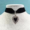 Collar de terciopelo con colgante de plata en forma de corazón gótico rojo/negro de Amazon, comercio exterior transfronterizo, venta directa de fábrica