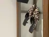 Chinelos Femininos para Exterior 2026 Novo Estilo de Verão com Salto Alto Fino, Bico Fino Fashion, Bico Fechado e Design Vazado
