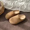 Zapatos Marrones de Suela Gruesa con Talón Abierto para Mujer 2026 Nuevo Estilo Invierno Más Terciopelo Más Espesamiento Aumento de Altura Calzado Exterior Pantuflas Cálidas de Punta Cerrada
