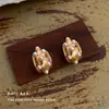 Brincos de Metal Curvos Estilo Europeu e Americano Personalizados para Mulheres, Roupas de Trabalho Modernas, Brincos de Pérola Versáteis, Brincos Elegantes, Brincos de Luxo