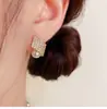 Brincos dobráveis de agulha de prata s925 totalmente cravejados de diamantes, tarraxas de pérola com flange geométrica, tom frio, realça a tez, brincos elegantes para o local de trabalho para mulheres