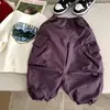 Calça de trabalho para meninos, coleção primavera e outono, bolsos grandes, corte solto, calça comprida versátil, novo estilo 2026, calça casual da moda para crianças
