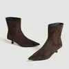 Botas de tornozelo femininas slim-fit de camurça, estilo europeu e americano, para atacado, nova coleção outono/inverno 2026, botas de cano curto, marrom, com salto fino