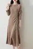 Vestido Largo Elegante de Cuello Redondo, Estilo Nuevo Primavera y Otoño para Mujer, Ceñido a la Cintura, Adelgazante, a la Moda, con Cordón, Plisado, Combinado con Abrigo
