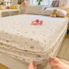 Lindo Estampado de Gatito Clase A Gasa de Doble Capa Tipo Nube Conjunto de Tres Piezas Estilo Infantil y Estudiantil con Sábana Bajera Completamente Envuelta y Completamente Fija