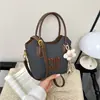 Colección Otoño/Invierno 2026: Diseño elegante y con estilo, de un solo hombro, moderno, color liso, vintage, simple, texturizado, de mano, bandolera, bolso pequeño cuadrado