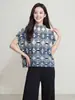 Camiseta plissada com estampa geométrica azul e branca para mulheres, novo estilo de verão, estilo Issey Miyake, corte solto, elegante, blusa de gola redonda da moda para o trabalho