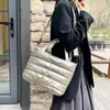 Chaqueta Acolchada de Algodón de Moda Transfronteriza Bolsa de Plumas Diseño de Nicho para Mujer Bolso Cruzado Portátil con Correa Ancha Bolso Tote Simple de Gran Capacidad
