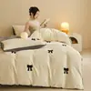Novedad Invierno 2025 Juego de Cuatro Piezas de Cama de Terciopelo de Leche Bordado Toalla Sábanas Engrosadas Funda de Edredón Cama Sábanas de Cama Ropa de Cama de Terciopelo Coral
