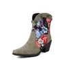 Botas de Cilindro Curto com Rebites Coloridas Estampadas Moda Botas Romanas de Bico Salto Alto Grosso Botas Martin 40-47 tamanho grande Botas de Comércio Exterior