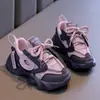 Nuevas Zapatillas Deportivas para Niños Primavera 2025 Niños Grandes Niñas Versátiles Moda Suela Suave Zapatos de Malla Marca de Moda para Niñas Zapatos de Papá