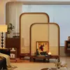 Biombo vintage de madera maciza cuidadosamente seleccionado para la sala de estar, con tejido de ratán como división para la entrada, diseñado para cubrir la puerta directamente frente a la entrada, y un nuevo estante de almacenamiento de estilo retro