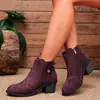 Botines transfronterizos de gamuza color vino para mujer de talla grande, con tacón grueso, diseño retro con hebilla metálica lateral, cremallera plateada y punta cuadrada, perfectos para otoño e invierno.