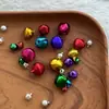 Sinos coloridos de metal e alumínio Componentes de acessórios DIY para pingentes feitos à mão com contas Decoração de Natal sinos pequenos coloridos de alumínio