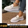 Sapatos mocassins estilo britânico plus size, sapatos slip-on da moda 2026 em camurça com detalhe de corrente, mocassins casuais para mulheres