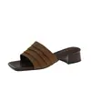 Verão 2026 Novos Sapatos Chinelos Retro Plissados Salto Médio Uso Externo Solado Macio Sapatos Casuais Femininos Chinelos de Salto Grosso