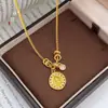 Colar Pingente Deus da Riqueza Dourado com Diamantes Folheado a Ouro Rosé Estilo Puzo Gold Store para Mulheres, Nova Corrente Clavicular com Design Estilo Chinês
