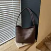 Bolsa bucket de moda transfronteiriça para mulheres 2026 novo modelo, grande capacidade, estilo resort, bolsa de ombro trendy e versátil