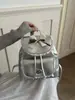 Mochila elegante y sofisticada para mujer con un diseño de lazo único, perfecta para estudiantes universitarios y personas que van al trabajo.