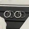 Brincos Réplica Chanel Modelo Novo 2025 com Logo, Metade Couro Preto, Metade Diamante, Design Duplo C, Brincos Vintage de Alto Padrão com Pino Prateado para Mulheres Venda por Atacado