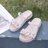 Sandálias de Flores para Mulheres, Estilo Fada Moderno, Verão 2026 Novas Planas Fashion Versáteis Celebridade da Internet Sapatos Romanos de Duas Vias