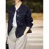 Camisa jeans lavada texturizada, jaqueta curta estilosa com borda desfiada, roupas femininas primavera/outono 2026, jaqueta jeans de algodão