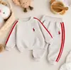Conjunto de Moletom Cinza Bordado com Pônei e Calça Jogger Estilo Coreano para Meninos com Listras Laterais Suprimento de Roupas Esportivas Infantis