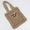 Nova bolsa de mão feminina trançada vazada transfronteiriça, bolsa de ombro, bolsa de palha de verão, bolsa tote de grande capacidade, bolsa de letras para férias