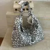Bolso de hombro versátil de moda transfronterizo, bolso de axila de gran capacidad con estampado de leopardo, bolso de mano versátil para el trabajo con diseño de nicho