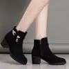 Botas ankle boots de camurça macia e moderna, coleção outono/inverno 2026: botas de couro confortáveis, antiderrapantes, duráveis, forradas com fleece para aquecimento e leves