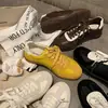 ¡En stock, se envía inmediatamente! Zapatillas casual de cuero versátiles, con cordones, punta redonda, temática de uvas, zapatillas de entrenamiento alemanas para mujer que aumentan la altura