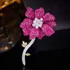 Broche floral luxuoso e primorosamente trabalhado com adornos completos de diamantes, alfinete elegante e delicado para ternos, uso diário, trajes formais e ocasiões noturnas, corsage versátil
