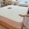 2026 Nueva sábana bajera impermeable acolchada de hilo abullonado para cama grande Sábana bajera acolchada a cuadros Artículo de una sola pieza Sábana bajera 1