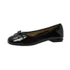 Mocassins Retrô 2023 com Laço de Couro Patente para Mulheres, Sapatos Planos de Verão e Outono com Bico Quadrado e Salto Bloco na Cor Vermelho Vinho