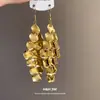 Pendientes de Gancho Europeos y Americanos Transfronterizos con Hojas Irregulares Caladas y Borlas, Pendientes Elegantes y de Gama Alta, Accesorios de Oreja Minimalistas de Nicho al por Mayor