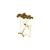Broche de Hongo de Dibujos Animados Lindo Transfronterizo Sosteniendo un Cuchillo, Insignia Metálica Divertida de Animales y Plantas, Accesorio para Ropa, Pin de Esmalte