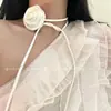 Colar com Pingente de Camélia em Cetim Suave Estilo Francês, Estilo Vintage para Festas, Novo Modelo Doce para Primavera e Verão com Temperamento Único
