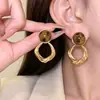 Brincos de estampa de leopardo em tons Maillard, de estilo francês retrô, primorosamente desenhados e sutilmente luxuosos - uma peça de destaque fashion e única com uma estética de alta qualidade